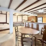 Nikolas 3 Bedrooms 14 Guests