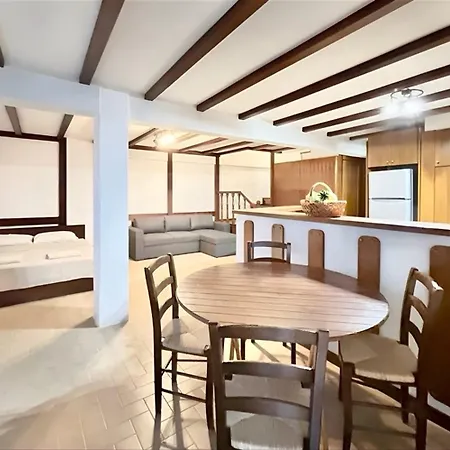 Nikolas 3 Bedrooms 14 Guests