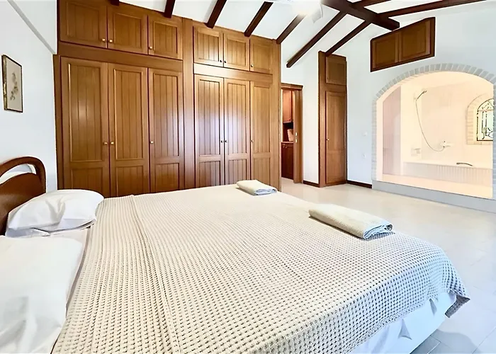 Nikolas 3 Bedrooms 14 Guests Villa Hanioti